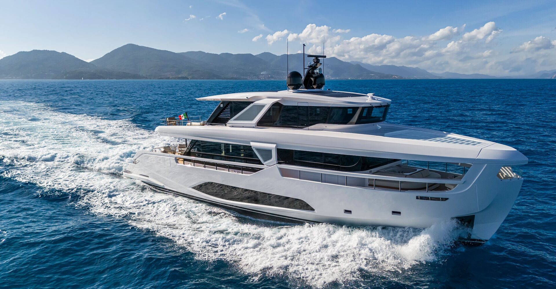 Ferretti Yachts INFYNITO 90